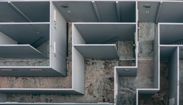 Graues Holzlabyrinth